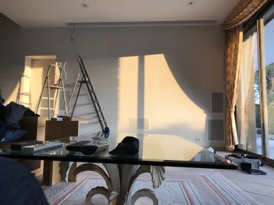 installation d'un écran de projection tensionné encastrable aux Lecques